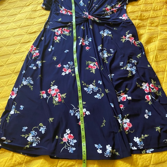 Chap’s XL  dress.  3/4 sleeve. Floral dress with gathering at front.  FLATTERING - Picture 12 of 16